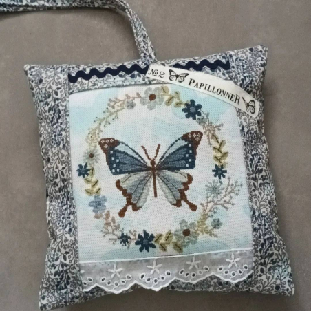 Grille point de croix : Couronne papillon