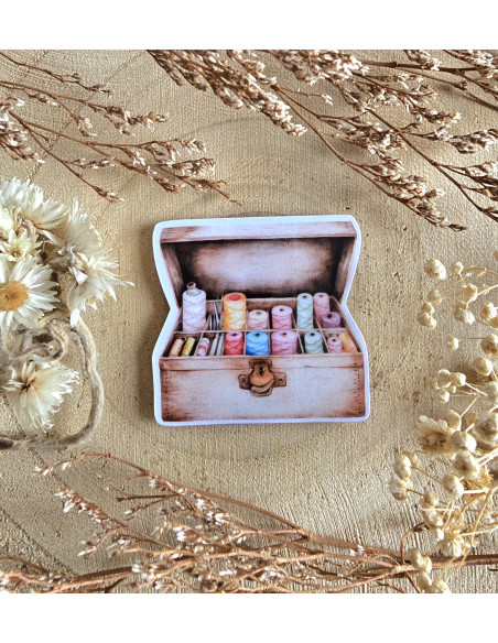 Poussière à aiguilles : malle broderie